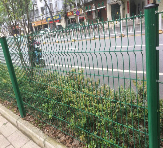 公路兩邊綠化帶圍